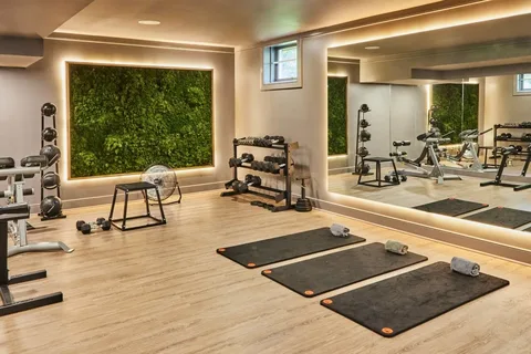 Diseñar un gimnasio en casa que no parezca bodega industrial